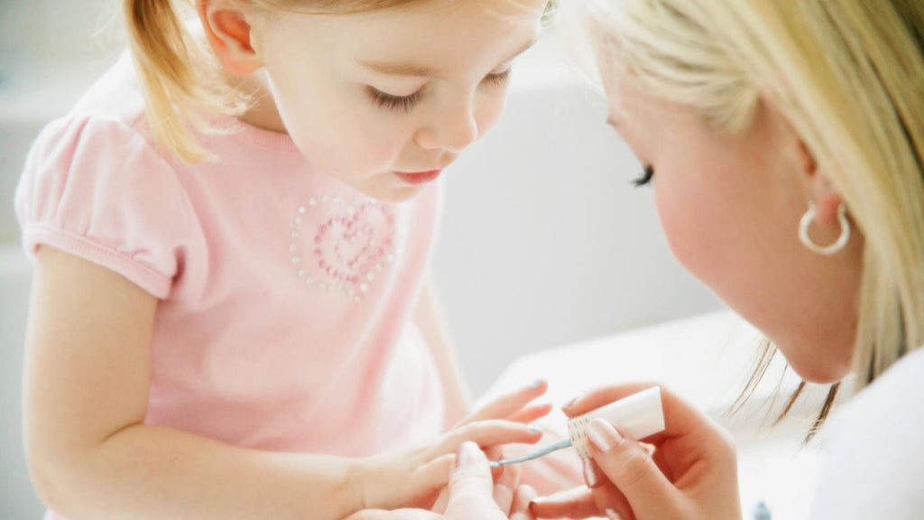 Día de manicure y pedicure con tus niñas (¡Sin desastres!)